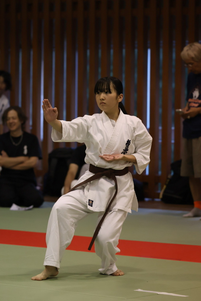 極真会館 東京城南川端道場の子どもが試合で型の演武を行う様子