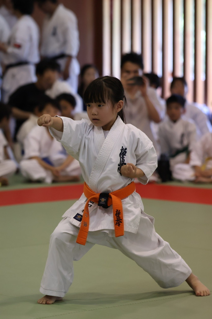 極真会館 東京城南川端道場の女の子が試合で力強い構えを見せる様子。4歳から本格的な極真空手を学べます