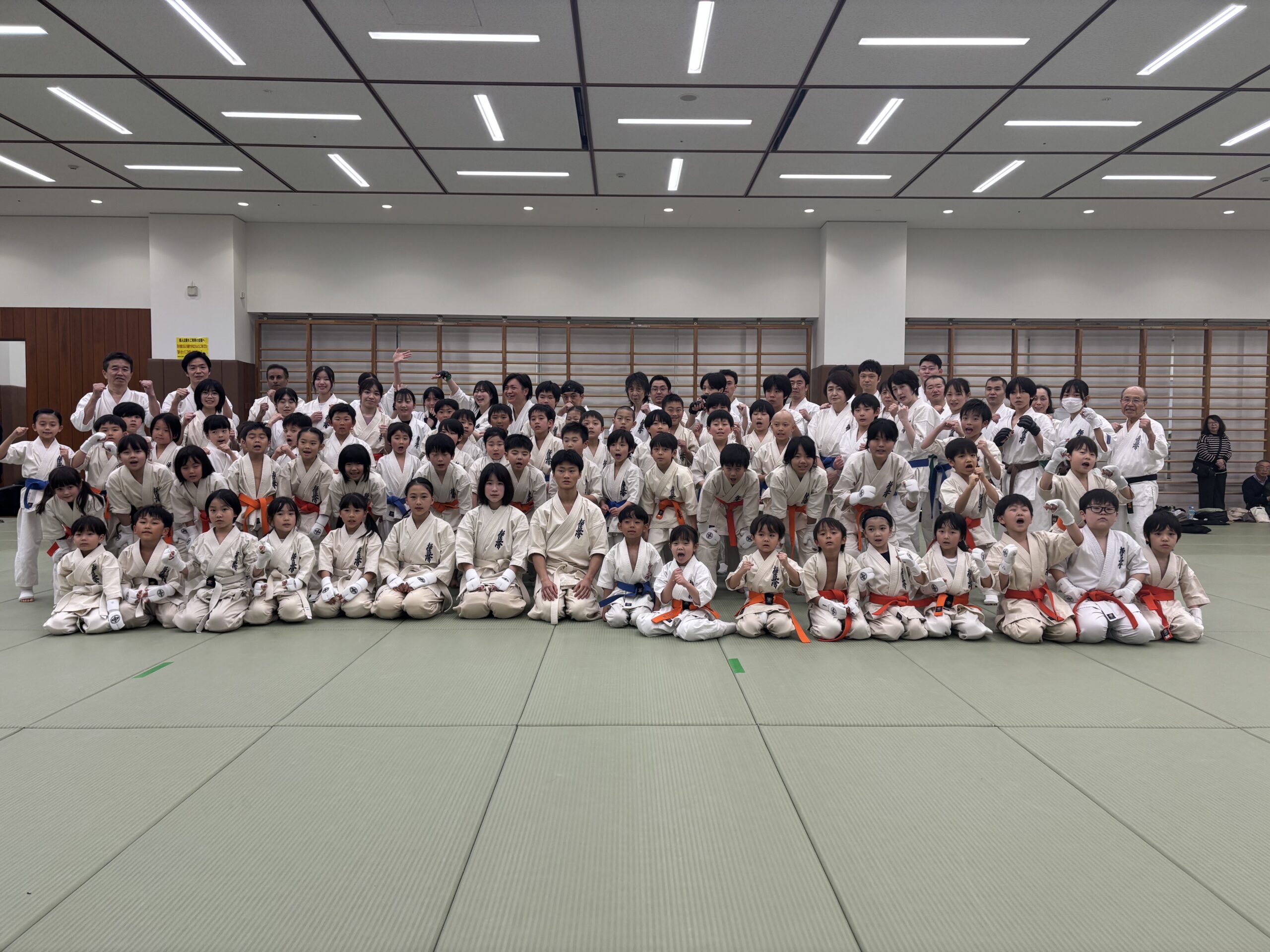 極真会館 東京城南川端道場の道場生一同。園児から大人・女性・壮年まで世代を超えた仲間が集う世田谷区の道場