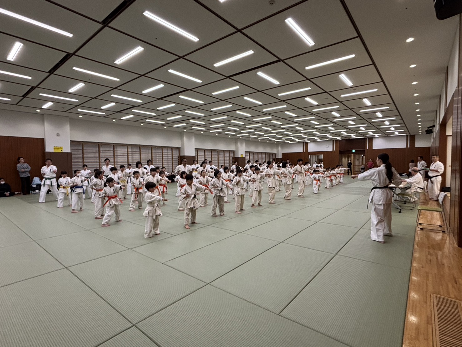 極真会館 東京城南川端道場の子どもたちが大ホールで一斉に型稽古を行う様子