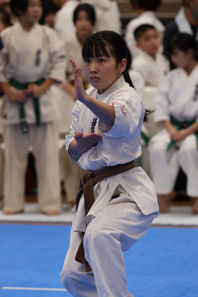 極真会館 東京城南川端道場の子どもが試合で型を披露する様子