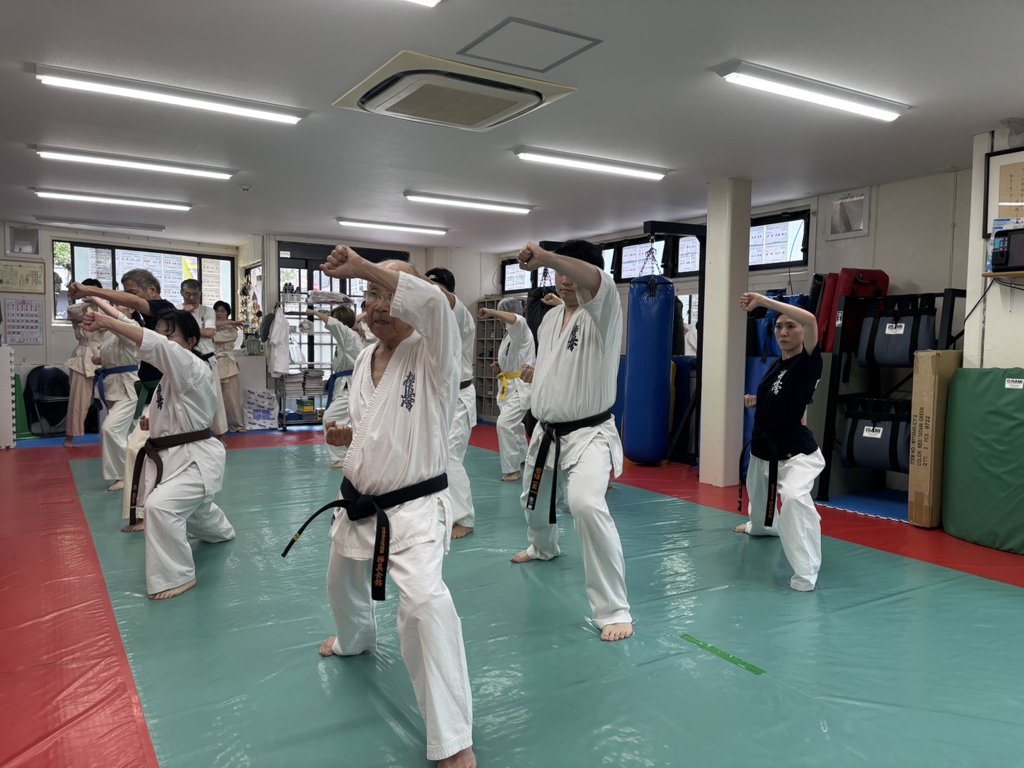 極真会館 東京城南川端道場の一般部の稽古。年配の会員も黒帯として現役で稽古しています