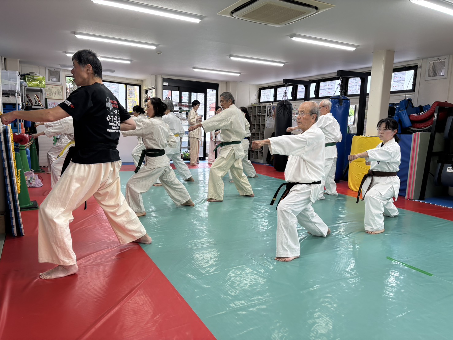 極真会館 東京城南川端道場で突きの稽古をするシニア会員。正しい体の使い方で護身の基礎を身につけます