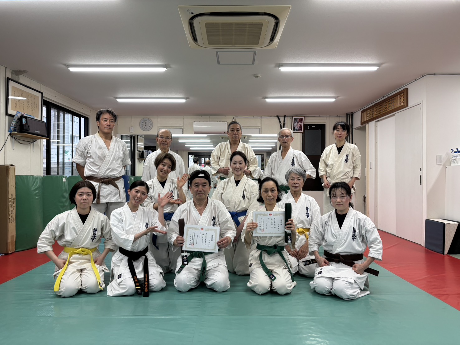 極真会館 東京城南川端道場の仲間たち。昇級認定を受けた世代を超えた道場コミュニティ